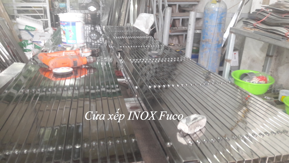 Cửa xếp INOX chống trộm, cửa xếp inox Fuco hộp 20x20, nan chéo đặc chống trộm cao cấp nhất tại Hà Nội. Cửa xếp INOX